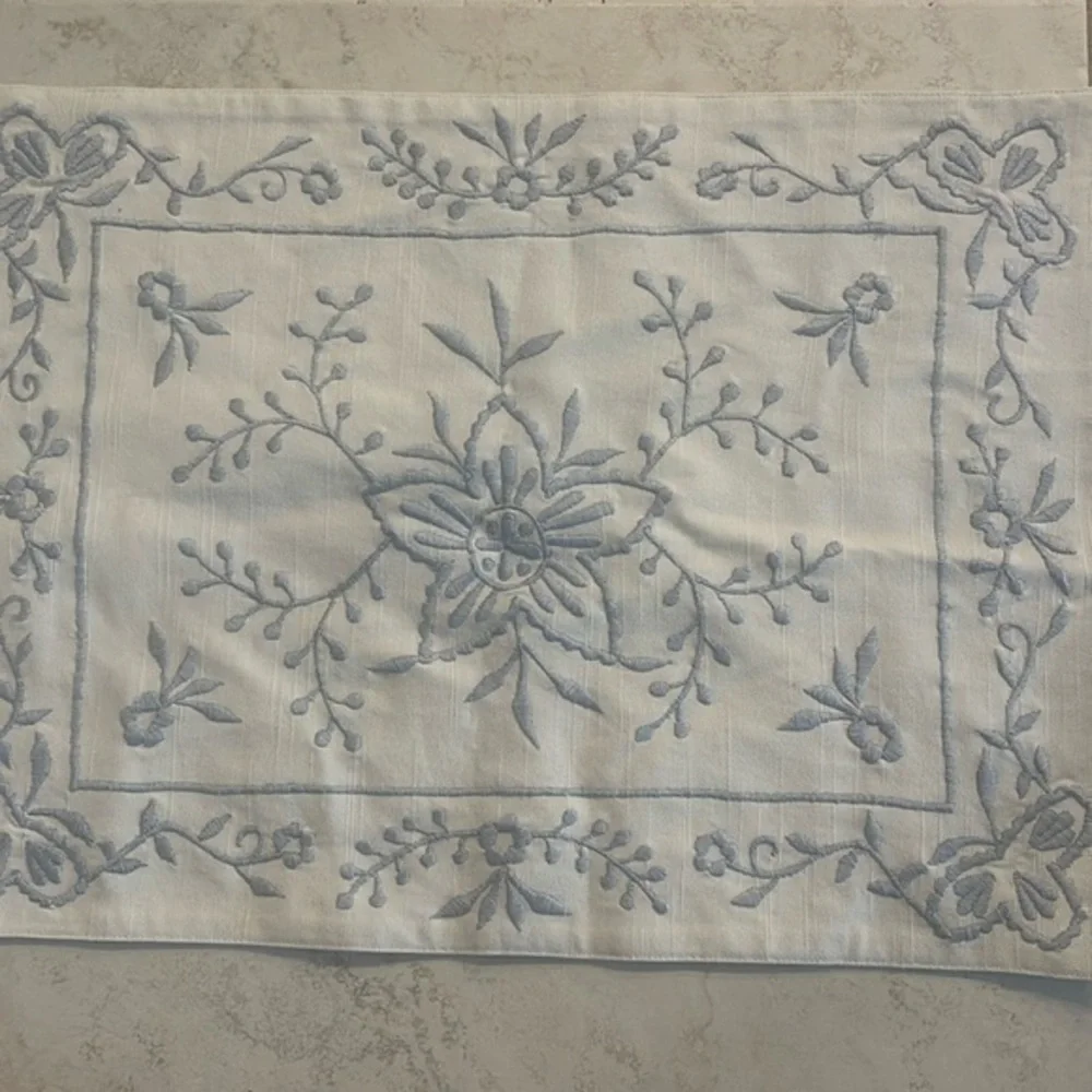Pottery Barn placemat only one embroidered blue ivory new